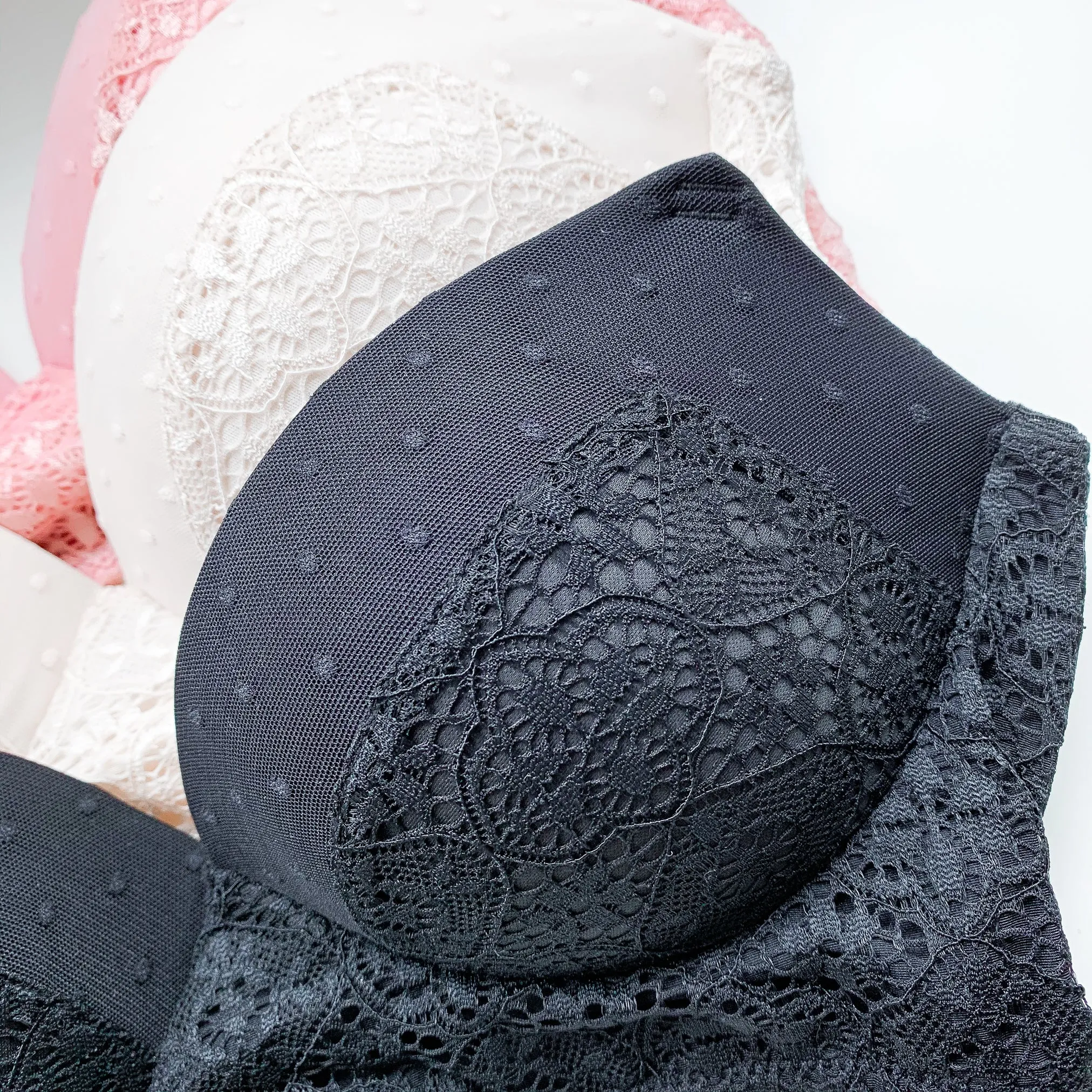 Romantic Polka Dot! Cushiony-Soft Wireless Bra in Black