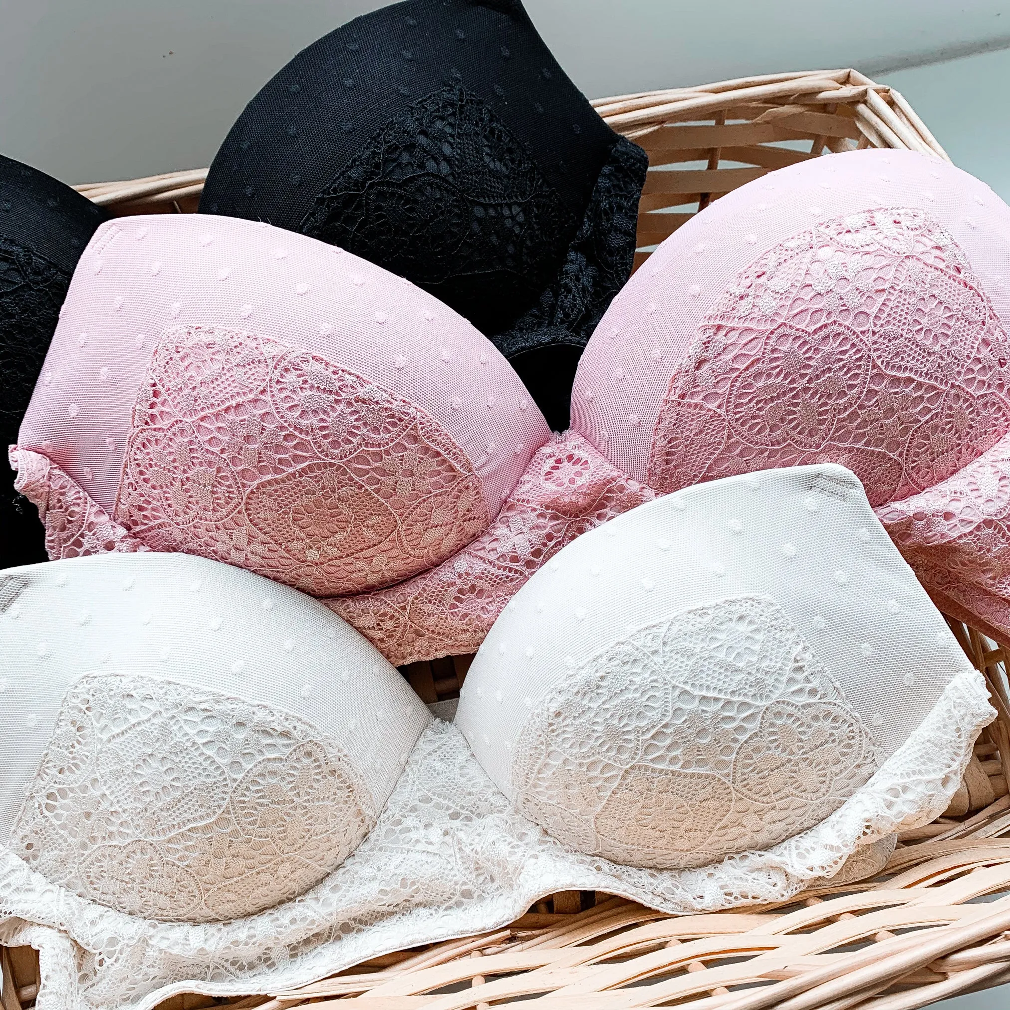 Romantic Polka Dot! Cushiony-Soft Wireless Bra in Black