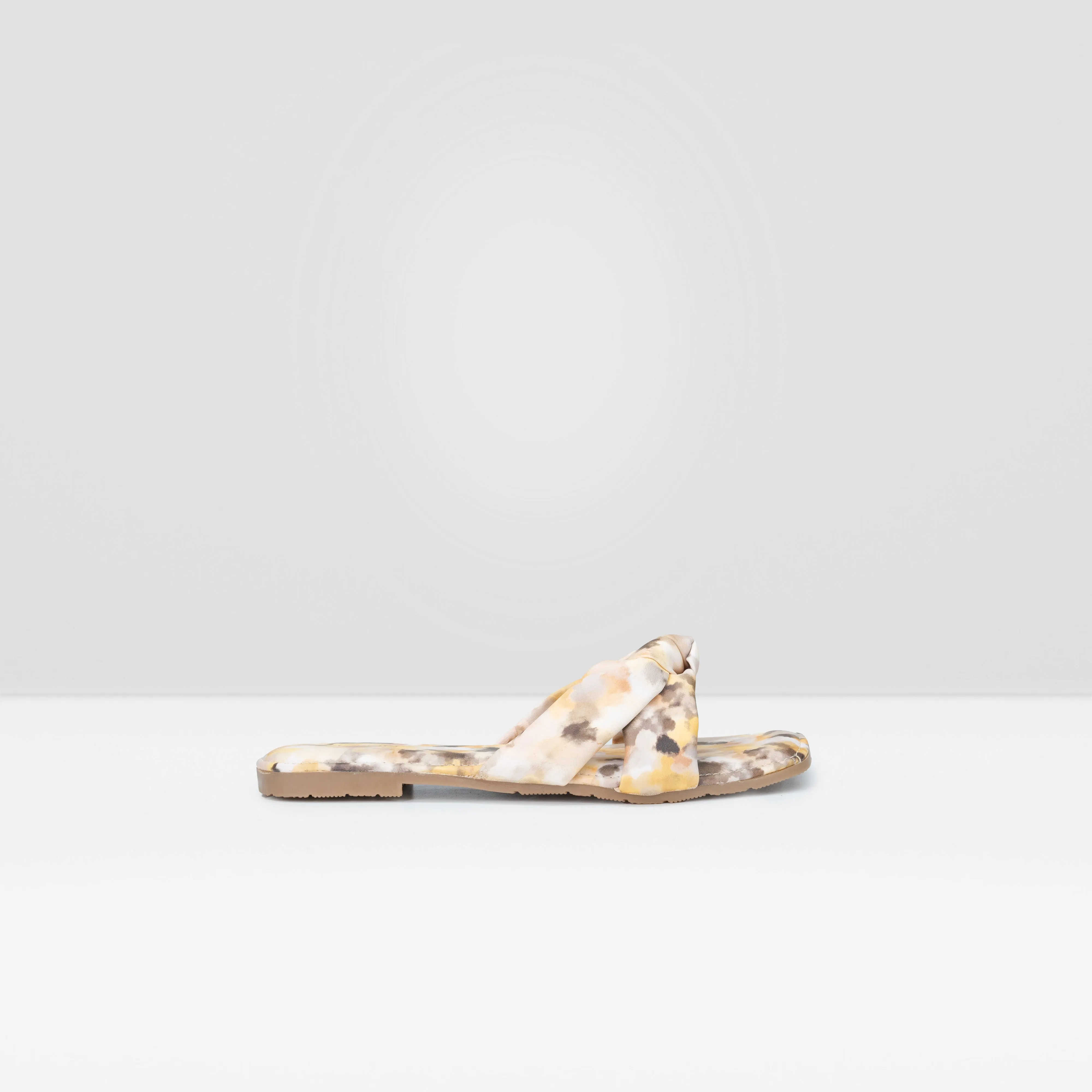 WOMEN TAN PRINTED STRAP FLAT CHAPPALS